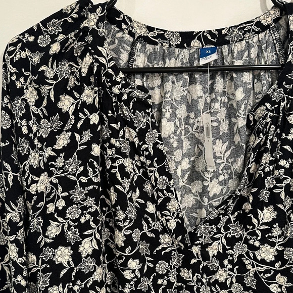 Old Navy Black and White Floral Blouse - Picture 3 of 4
